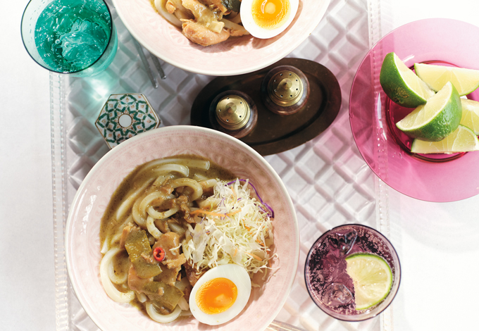 【超簡単! 麺レシピ】缶詰にキャベツと卵を添えただけ。あっという間にアジアン気分の「タイカレーうどん」の画像1
