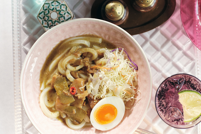 【超簡単! 麺レシピ】缶詰にキャベツと卵を添えただけ。あっという間にアジアン気分の「タイカレーうどん」