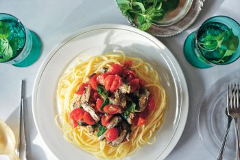 【超簡単！ 麺レシピ】ツレヅレハナコさんに聞く、パパッと作れる「オイルサーディンとミニトマトの冷製パスタ」