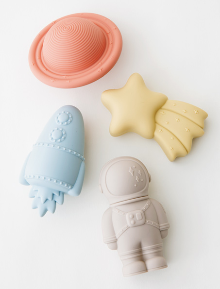 【お風呂でもプールでも!】くすみカラーがかわいい! シリコン製の「水遊びトイ」の画像1