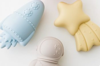 【お風呂でもプールでも!】くすみカラーがかわいい! シリコン製の「水遊びトイ」