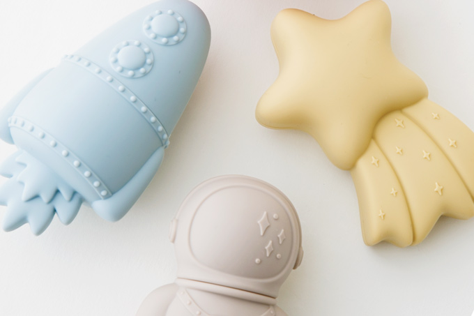 【お風呂でもプールでも!】くすみカラーがかわいい! シリコン製の「水遊びトイ」