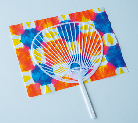 【自由研究にもなる夏のクラフト】どんな模様が出るかな? 開くまでのお楽しみ♪「虹色うちわ」の作り方の画像8