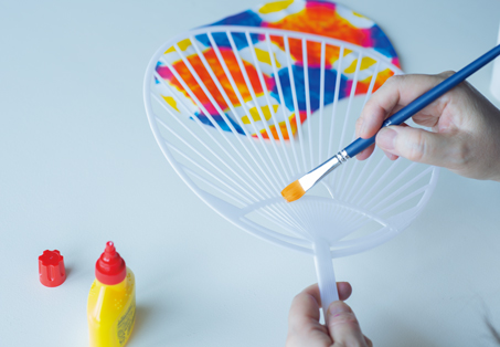 【自由研究にもなる夏のクラフト】どんな模様が出るかな? 開くまでのお楽しみ♪「虹色うちわ」の作り方の画像9