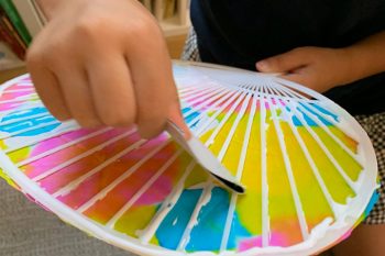 【自由研究にもおすすめ！】「虹色うちわ」作ってみました！ 夏休みの工作に最＆高♪・編集部スタッフイチオシ！
