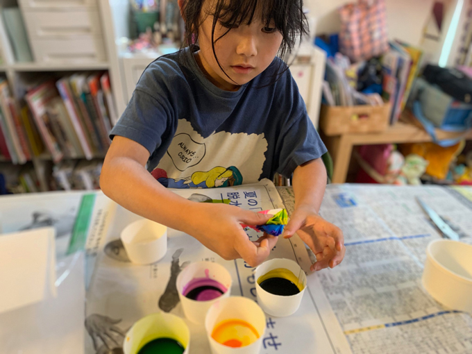 【自由研究にもおすすめ！】「虹色うちわ」作ってみました！ 夏休みの工作に最＆高♪・編集部スタッフイチオシ！の画像1