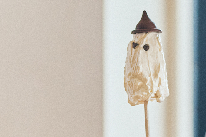 【ハロウィンおやつ】子どもが大好きな「バナナ×生クリーム×チョコ」の組み合わせがGOOD！「オバケバナナクリーム」のレシピの画像1