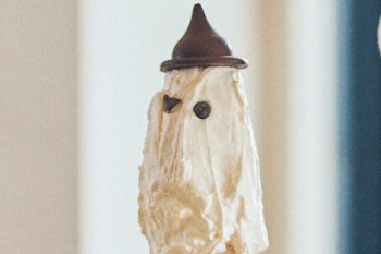 【ハロウィンおやつ】子どもが大好きな「バナナ×生クリーム×チョコ」の組み合わせがGOOD！「オバケバナナクリーム」のレシピ