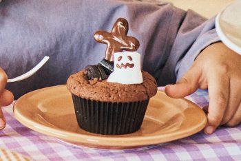 【ハロウィンおやつ】カップケーキからちょこんと出たオバケがかわいい「ココアマフィン」レシピ