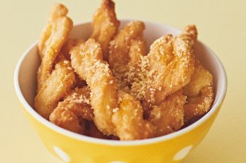 【冷凍パイシートレシピ】こねてしまったパイシートは揚げてお手軽スナックに！「カレーチーズスティック」のレシピ