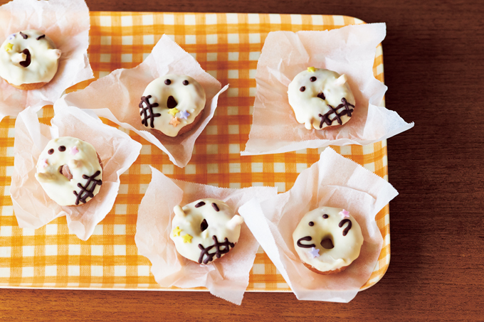 【ハロウィンおやつ】あ～、わ～……何か言ってるみたいなかわいいオバケたち♪ 市販のお菓子で作る「ドーナツオバケ」のレシピの画像1