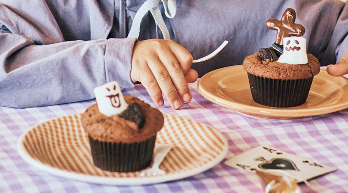 【ハロウィンおやつ】カップケーキからちょこんと出たオバケがかわいい「ココアマフィン」レシピの画像1