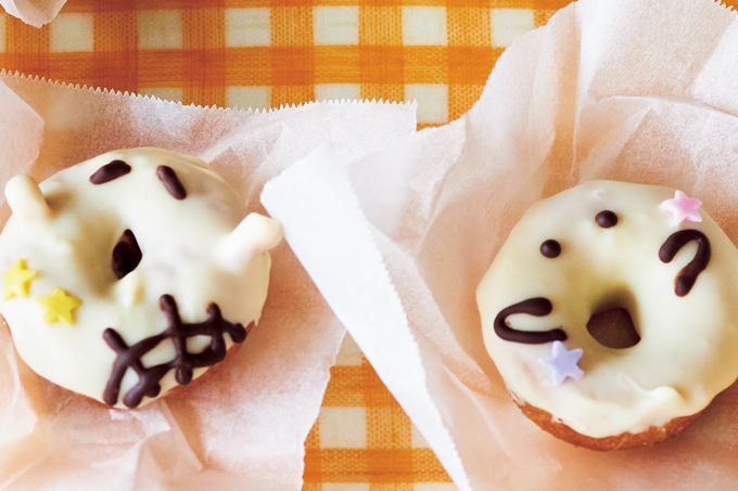【ハロウィンおやつ】あ～、わ～……何か言ってるみたいなかわいいオバケたち♪ 市販のお菓子で作る「ドーナツオバケ」のレシピ