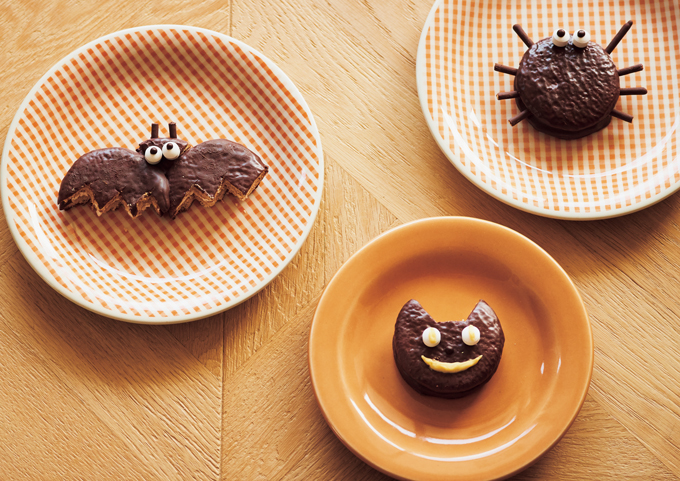 【市販のお菓子でハロウィンスイーツ!】おなじみのチョコパイがハロウィン仕様に♪「チョコパイでこうもり」の作り方の画像1
